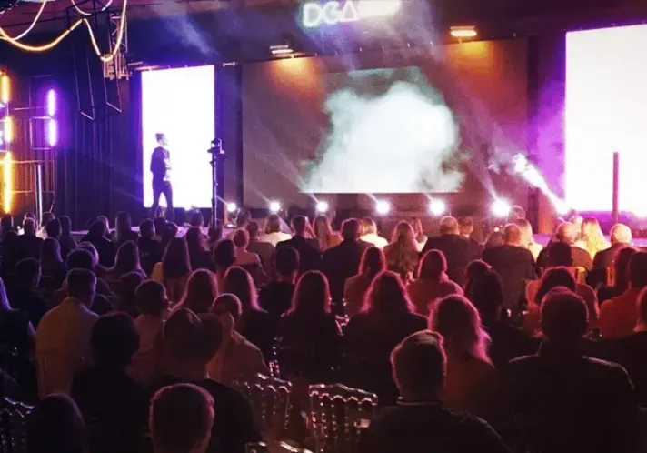 Público reunido em frente a palco iluminado no Centro de Eventos Complexo do Louvor em Ituporanga SC.