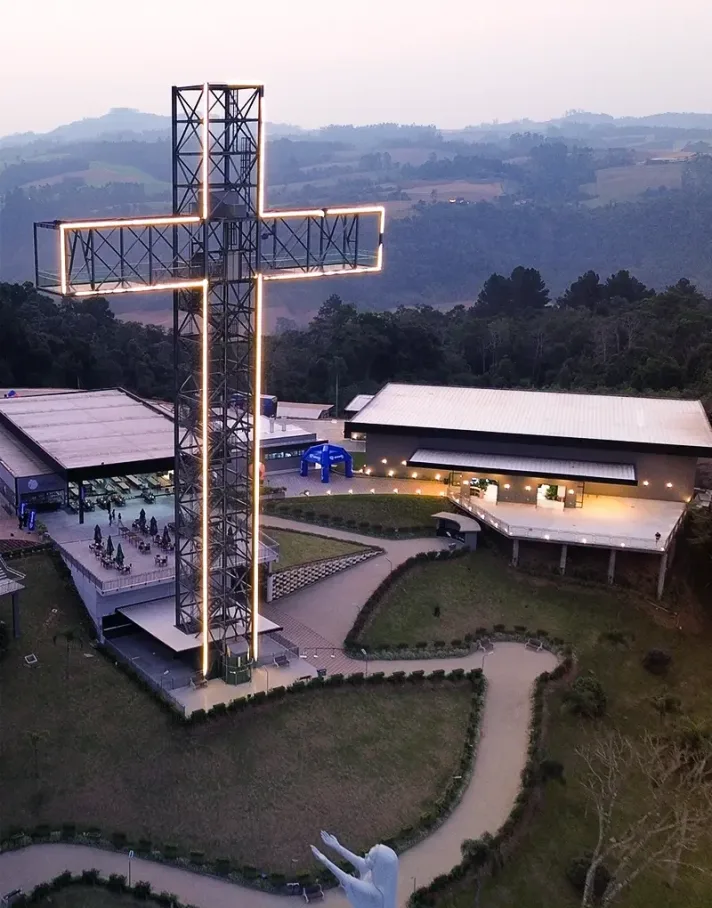 Infraestrutura moderna do Centro de Eventos integrada à natureza